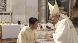 Ein burmesischer Priester mit Papst Franziskus im Petersdom am 16. Mai 2021 / Vatican Media