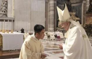 Ein burmesischer Priester mit Papst Franziskus im Petersdom am 16. Mai 2021 / Vatican Media