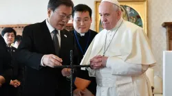 Der südkoreanische Präsident Moon Jae-in überreicht Papst Franziskus das Kreuz im Vatikan, 29. Oktober 2021.  / Vatican Media