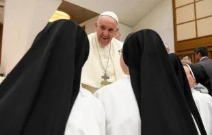 Papst Franziskus mit Ordensfrauen in der Audienzhalle des Vatikans am 10. November 2021 / Vatican Media