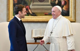 Papst Franziskus mit dem französischen Präsidenten Emmanuel Macron im Vatikan, 26. November 2021. / Vatican Media