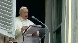 Papst Franziskus hält seine Angelus-Ansprache im Vatikan, 2. Januar 2022 / Screenshot / Vatican News YouTube channel.