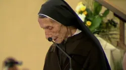 Schwester Marije Kaleta im Paulsdom zu Tirana (Albanien) am 21. September 2014 / Screenshot / YouTube 