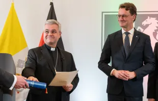 Verbindung von Kirche und Staat: Vereidigung des (damals) designierten Erzbischofs von Paderborn, Udo Bentz, in der Staatskanzlei in Düsseldorf (recht: Ministerpräsident Hendrik Wüst) / Land NRW / Josua Dunst