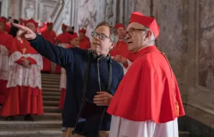 Regisseur Fernando Meirelles spricht mit Jonathan Pryce (rechts) bei den Dreharbeiten zu "Die zwei Päpste" / Mit freundlicher Genehmigung