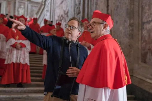 Regisseur Fernando Meirelles spricht mit Jonathan Pryce (rechts) bei den Dreharbeiten zu "Die zwei Päpste" / Mit freundlicher Genehmigung