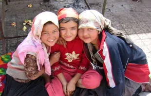 Uigurische Kinder auf einem Markt in Xinjiang / Colegota (CC BY-SA 2.5 ES)
