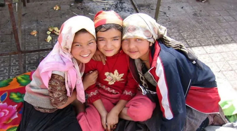 Uigurische Kinder auf einem Markt in Xinjiang