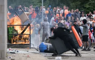 Demonstranten versuchen, in das Holiday Inn Express Hotel einzudringen, in dem Asylbewerber untergebracht sind, am 4. August 2024 in Rotherham, Großbritannien. / Christopher Furlong/Getty Images