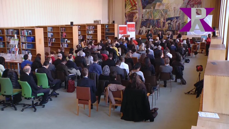 Die Bibliothek war bis auf den letzten Platz gefüllt.