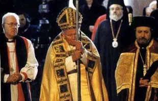 Papst Johannes Paul II. öffnet im Beisein von Vertretern aller christlichen Konfessionen im Jahr 2000 die Heilige Pforte  / pd 