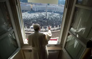 Papst Franzisus grüßt Gläubige auf dem Petersplatz zum Angelus-Gebet / CNA / L'Osservatore Romano