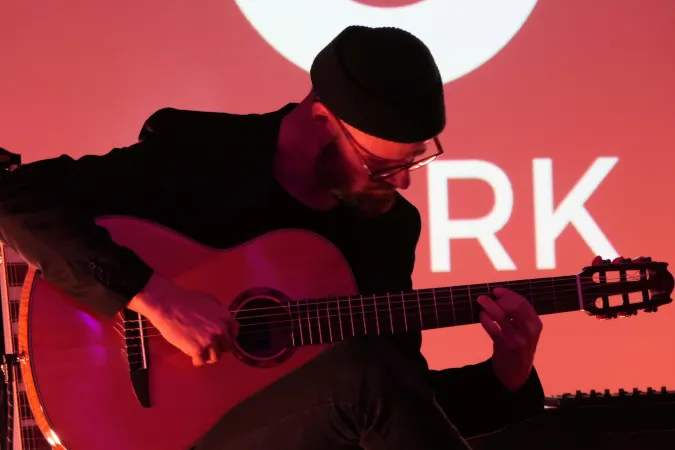 Christian Heidenbauer mit seiner Gitarre