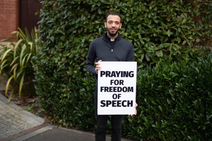 "Beten für die Redefreiheit": Der katholische Geistliche Sean Gough mit seinem Schild. 
