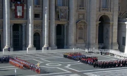 Papst Franziskus auf der Benediktionsloggia am 25. Dezember 2024 / screenshot / YouTube / Vatican News