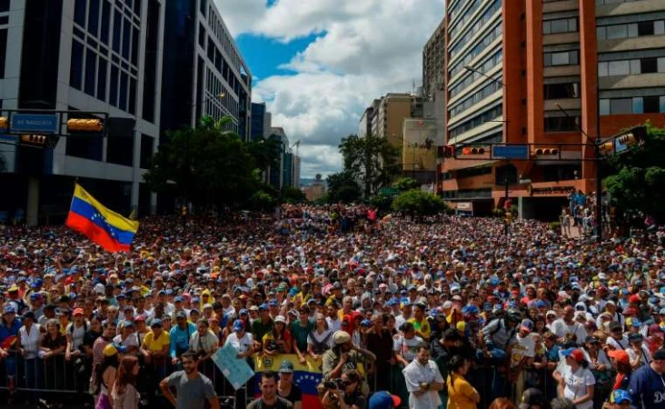 Demonstranten hören eine Rede von Juan Guaido am 23. Januar 2019 in Caracas.
