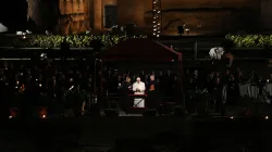 Papst Franziskus betet den Kreuzweg am Kolosseum in Rom am 25. März 2016. / CNA/Alexey Gotovskiy