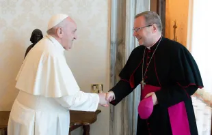 Die Kopfbedeckung in der Hand: Bischof Georg Bätzing bei seiner Audienz bei Papst Franziskus am 24. Juni 2021 / Vatican Media