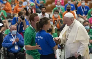 Papst Franziskus mit Mitgliedern des Vereins "Lazare" im Vatikan. / Vatican Media / CNA Deutsch