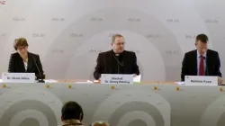 Die Pressekonferenz zum Abschluss der Herbstvollversammlung 2021 der deutschen Bischofskonferenz. v.l.n.r.: Generalsekretärin Beate Gilles, Bischof Georg Bätzing, Pressesprecher Matthias Kopp. / Screenshot Youtube / Katholisch.de