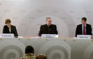 Die Pressekonferenz zum Abschluss der Herbstvollversammlung 2021 der deutschen Bischofskonferenz. v.l.n.r.: Generalsekretärin Beate Gilles, Bischof Georg Bätzing, Pressesprecher Matthias Kopp. / Screenshot Youtube / Katholisch.de