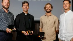 Alex Oliver, Father Liam Ryan, Jess Woolhouse und Phil Mummert (von links nach rechts) bei der Verleihung der australischen Tapferkeitsmedaille / catholicleader.com.au