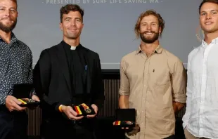 Alex Oliver, Father Liam Ryan, Jess Woolhouse und Phil Mummert (von links nach rechts) bei der Verleihung der australischen Tapferkeitsmedaille / catholicleader.com.au