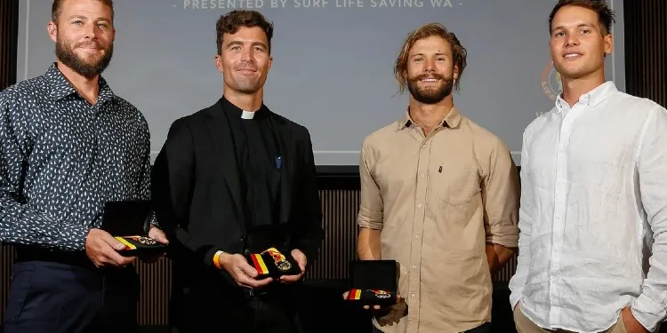 Alex Oliver, Father Liam Ryan, Jess Woolhouse und Phil Mummert (von links nach rechts) bei der Verleihung der australischen Tapferkeitsmedaille