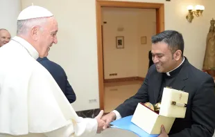 Papst Franziskus mit Pfarrer Regamy Thillainathan, Direktor für Berufungspastoral in Köln. / Vatican Media
