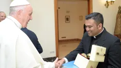 Papst Franziskus mit Pfarrer Regamy Thillainathan, Direktor für Berufungspastoral in Köln. / Vatican Media