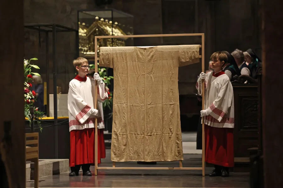 Das Heiligtum des Marienkleides, bei der Komplet zur Heiligtumsfahrt 2023.