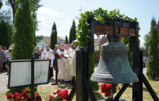 Bischof Gebhard Fürst segnet vor der Kirche in Żegoty (Siegfriedswalde) die Glocke aus St. Albertus Magnus in Oberesslingen, die nun in ihre Heimat zurückgekehrt ist / Bistum Rottenburg-Stuttgart / Arkadius Guzy