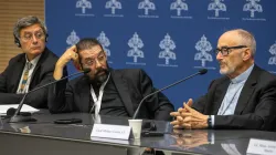 Synoden-Sprecher Paolo Ruffini, Bischof Daniel Flores von Brownsville in Texas, Kardinal Michael Czerny SJ (von links) bei Pressekonferenz zur Weltsynode am 19. Oktober 2023 / Daniel Ibáñez / CNA Deutsch