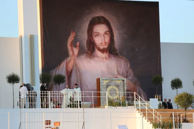 Vor dem Bild des barmherzigen Jesus: Papst Franziskus spricht zu 1,6 Millionen jungen Katholiken am 30. Juli 2016 beim Weltjugendtag in Krakau.