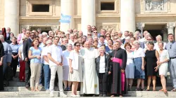 Papst Franziskus mit Mitgliedern der Familie Pfarrer Jacques Hamels, Erzbischof Dominique Lebrun und weiteren Vertretern aus Frankreich am 14. September 2016. / CNA/Alexey Gotovskiy