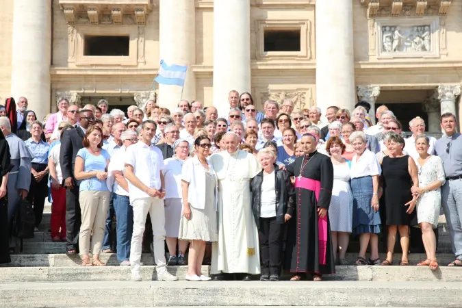 Papst Franziskus mit Mitgliedern der Familie Pfarrer Jacques Hamels, Erzbischof Dominique Lebrun und weiteren Vertretern aus Frankreich am 14. September 2016.