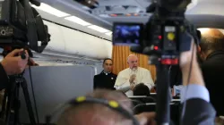 Papst Franziskus beantwortet Journalistenfragen auf dem Rückflug von Schweden an Allerheiligen, 1. November 2016. / National Catholic Register/Edward Pentin