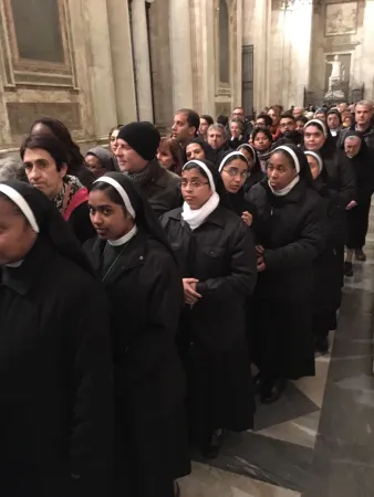 Gläubige stehen Schlange vor der Hl. Pforte in Santa Maria Maggiore am 13. November 2016.