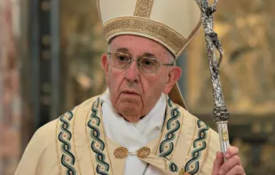 Papst Franziskus vor der soeben geschlossenen Pforte der Barmherzigkeit von St. Peter am 20. November 2016. / CNA/Daniel Ibanez