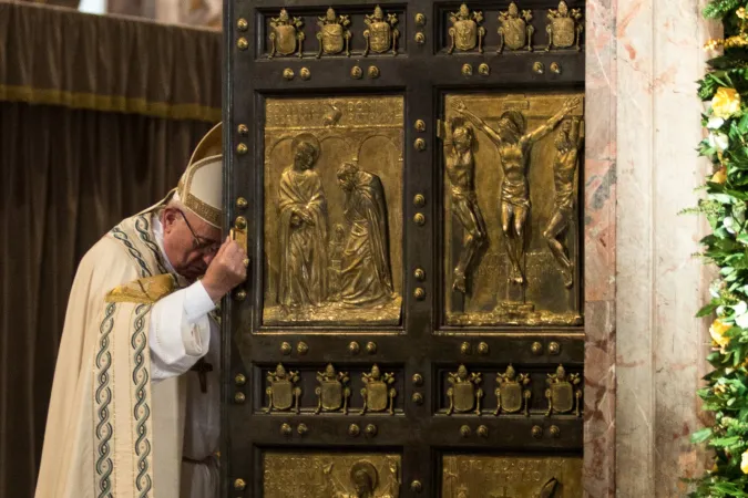 Papst Franziskus schließt die Heilige Pforte im Petersdom am Christkönigsfest, 20. November 2016.