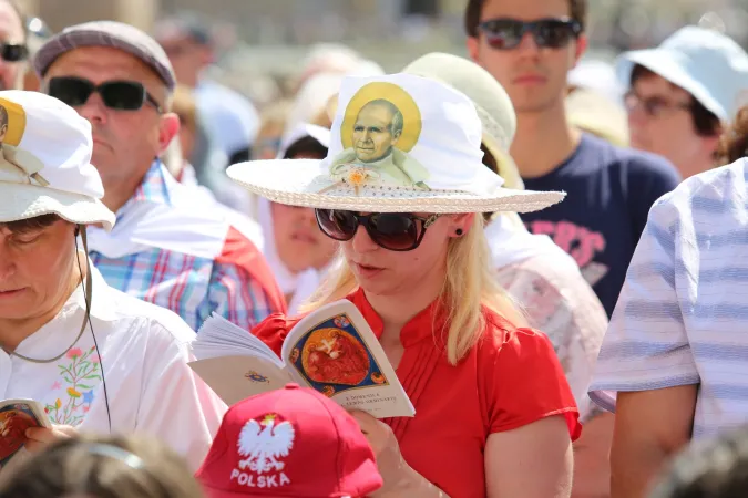 Pilger bei der Heiligsprechung am Sonntag, 5. Juni 2016 auf dem Petersplatz.