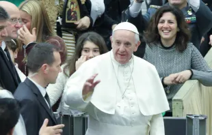 Papst Franziskus begrüßt Besucher bei der Generalaudienz am 1. Februar 2017. / CNA/Lucia Ballester