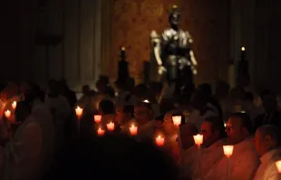 Kerzenschein im Petersdom am Fest Mariä Lichtmess, 2. Februar 2017. / CNA/Daniel Ibanez