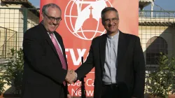 Michael Warsaw (links) mit dem Präfekten des Mediensekretariats, Monsignore Dario Viganò, bei der Eröffnung des neuen EWTN-Bureau in Rom.  / CNA/Daniel Ibanez