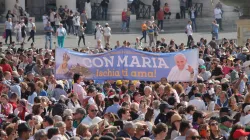 Die Muttergottes steht in diesem Marienmonat nicht nur zu den 100-Jahresgedenken in Fatima und zur Patrona Bavariae im Mittelpunkt: Pilger auf dem Petersplatz am 10. Mai 2017. / CNA/Elise Harris