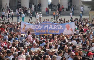 Die Muttergottes steht in diesem Marienmonat nicht nur zu den 100-Jahresgedenken in Fatima und zur Patrona Bavariae im Mittelpunkt: Pilger auf dem Petersplatz am 10. Mai 2017. / CNA/Elise Harris