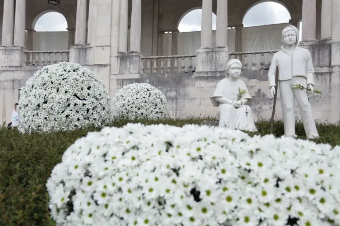 Die Statuen der heiliggesprochenen Kinder in Fatima