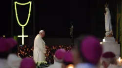 Papst Franziskus im Gebet in Fatima am 12. Mai 2017 / CNA/Daniel Ibanez