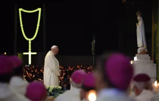 Papst Franziskus im Gebet in Fatima am 12. Mai 2017 / CNA/Daniel Ibanez