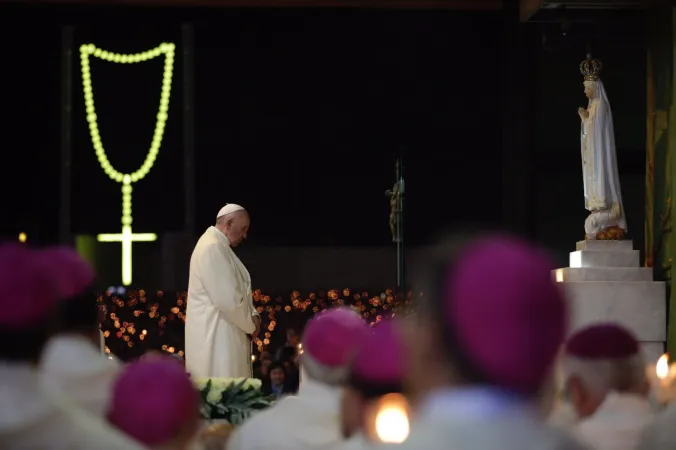 Papst Franziskus im Gebet in Fatima am 12. Mai 2017